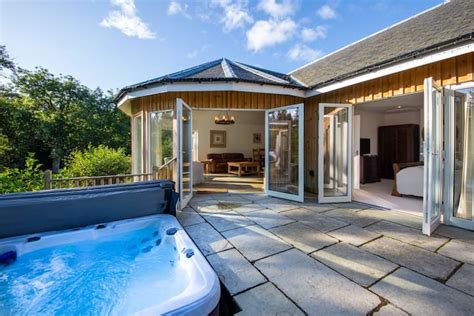 lodges with hot tubs stirlingshire.